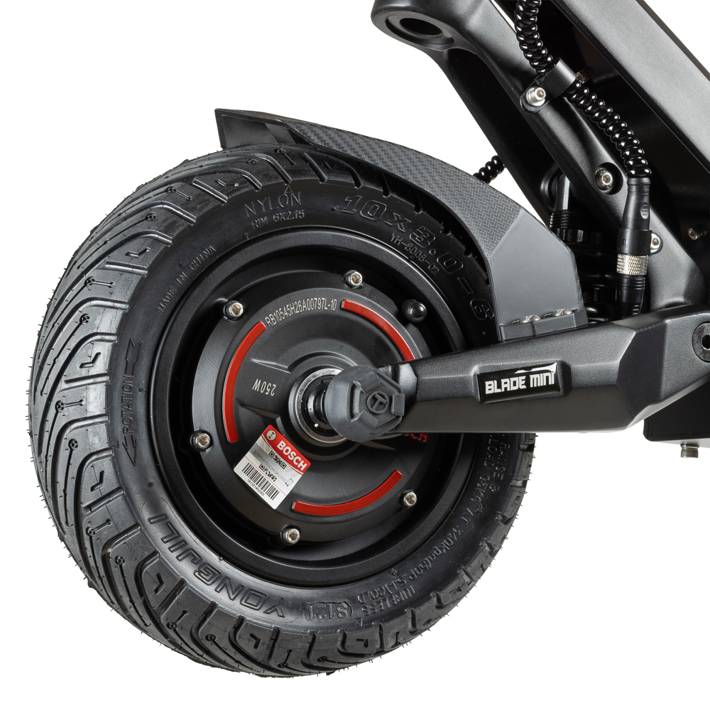 Detailansicht des Hinterrads und Motors eines E-Scooters mit Bosch-Logo und "BLADE MINI"-Aufschrift.