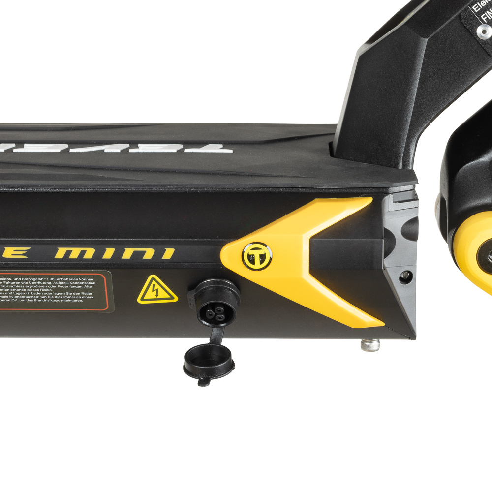 Nahaufnahme eines E-Scooters mit gelbem Logo und Ladeanschluss.