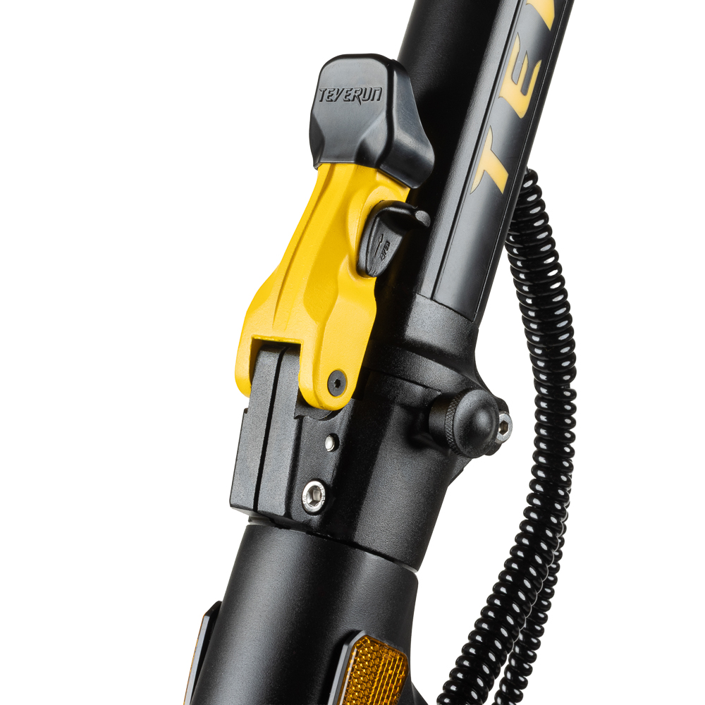 Nahaufnahme des gelben Klappmechanismus und des schwarzen Lenkers eines Rollers.