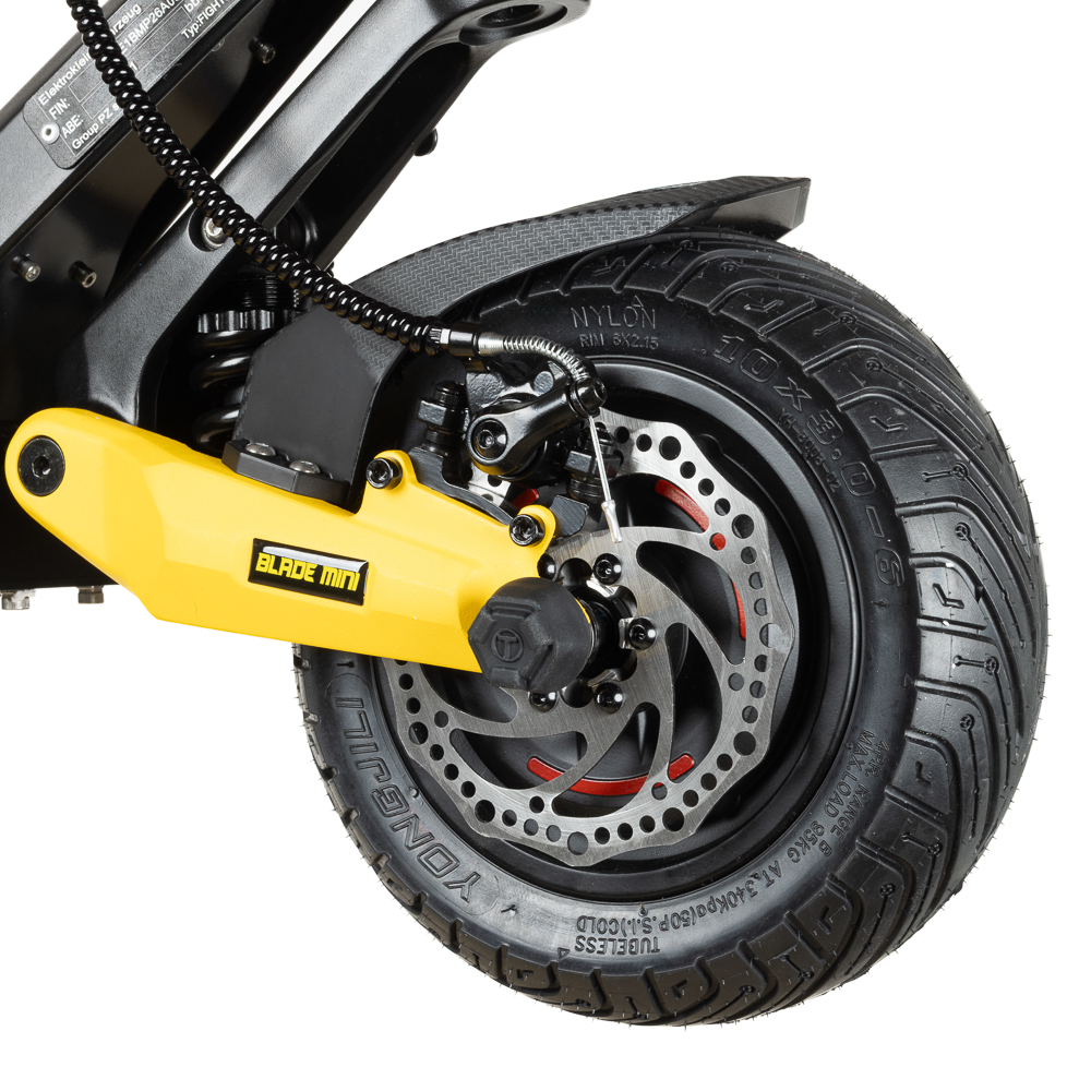 Nahaufnahme des Hinterrads eines E-Scooters mit gelbem Teil und Bremsscheibe.