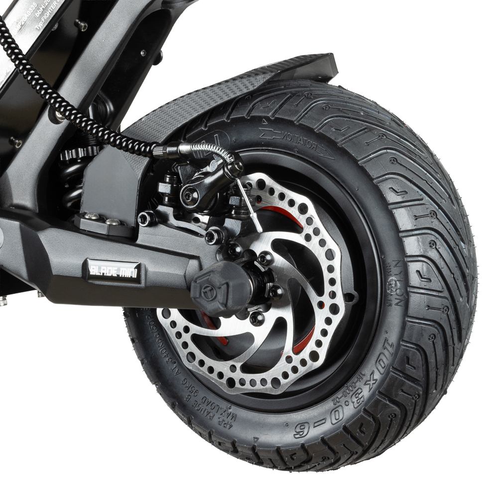Nahaufnahme des Hinterrads, der Scheibenbremse und der Federung eines schwarzen E-Scooters.