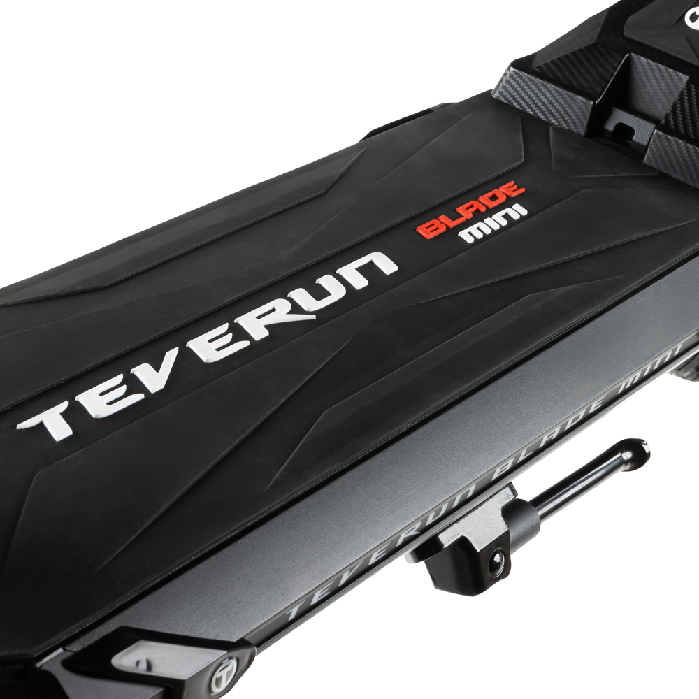 Schwarzes E-Scooter-Deck mit weißen und roten "TEVERUN BLADE MINI" Logos.