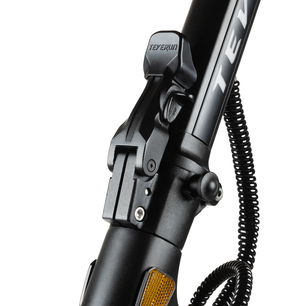 Schwarzer E-Scooter-Klappmechanismus mit silbernem Logo.