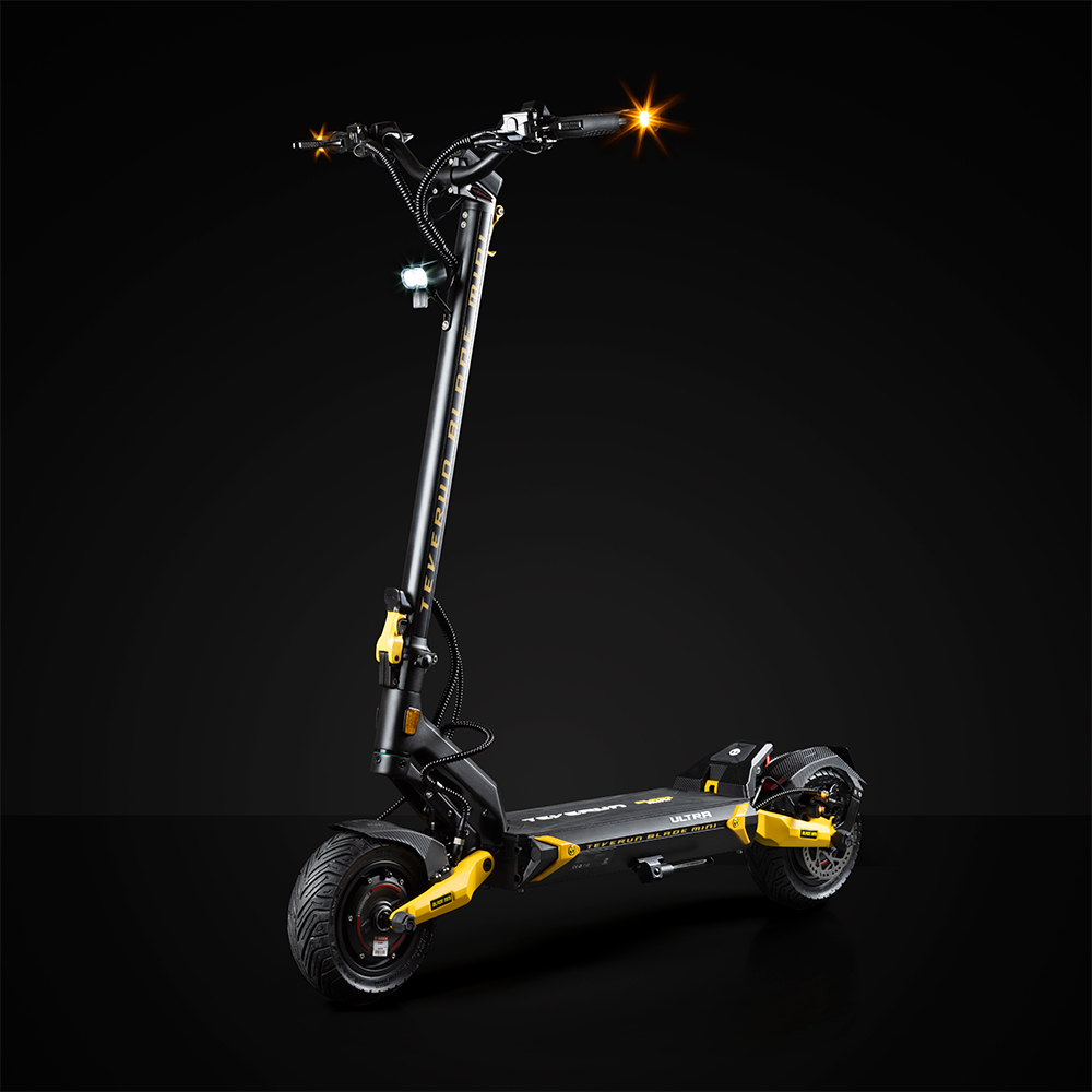 Trottinette électrique noire avec accents et lumières jaunes, fond sombre.