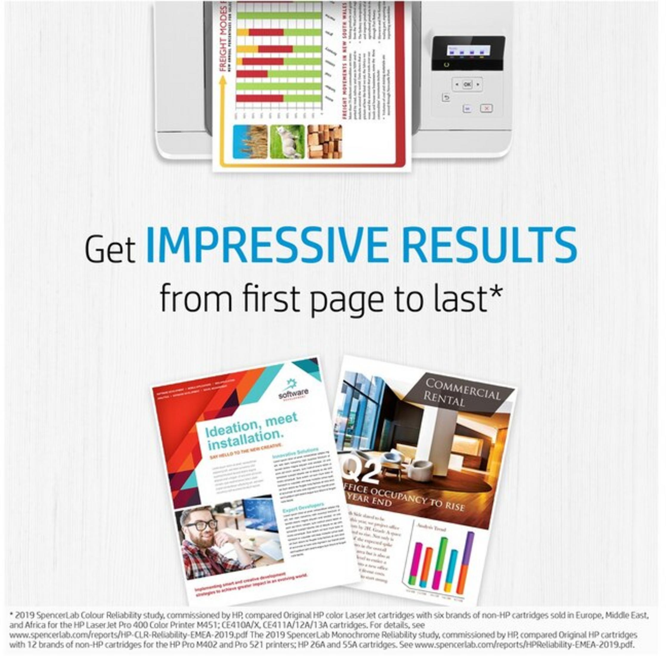 Drukarka drukuje dokument z wykresami. Obok leżą dwie broszury.