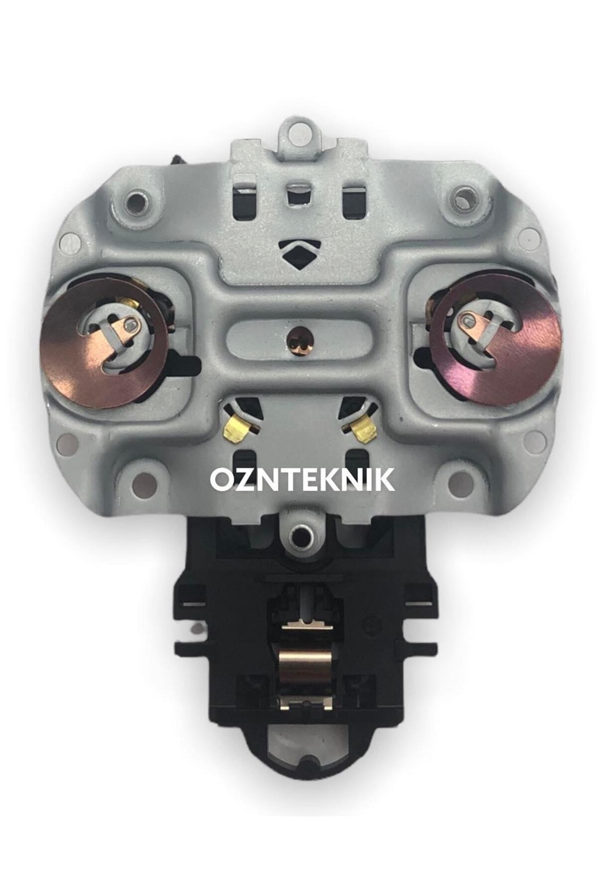 Metal kontaklı ve siyah gövdeli bir elektrik fişi.