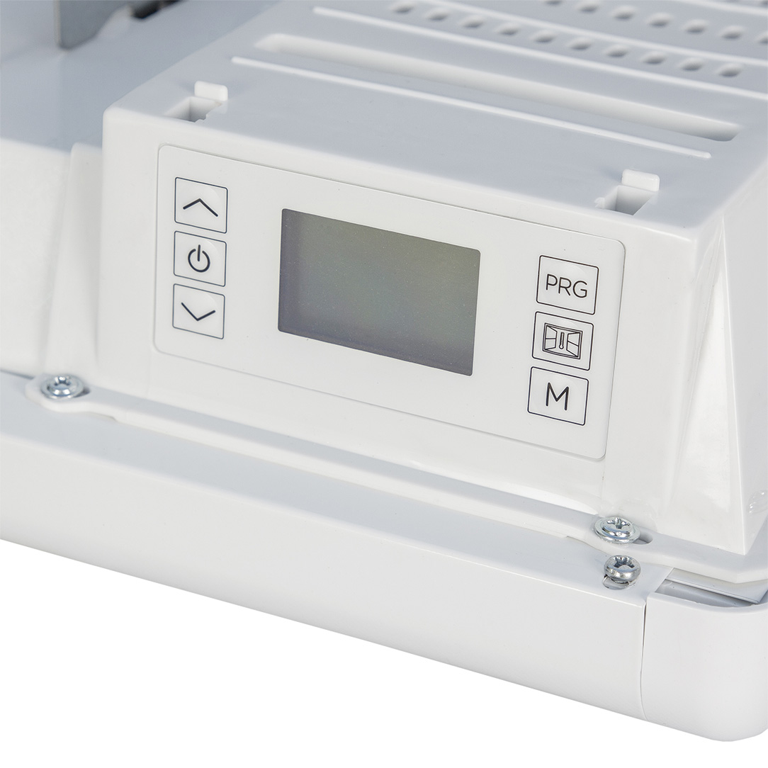 Una unidad de control digital blanca con una pequeña pantalla LCD y botones.