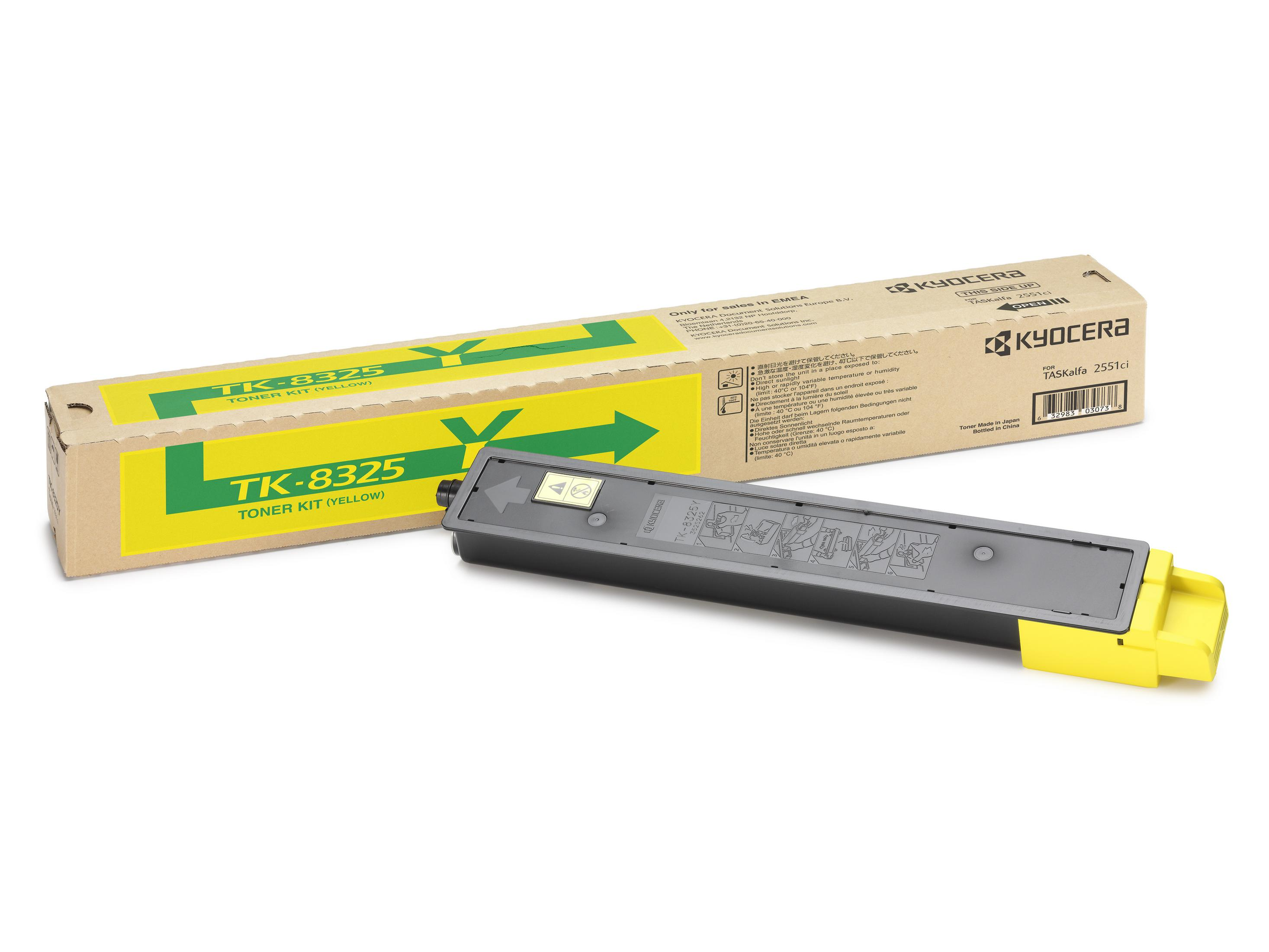 Un kit toner giallo Kyocera TK-8325 giace accanto alla sua confezione.