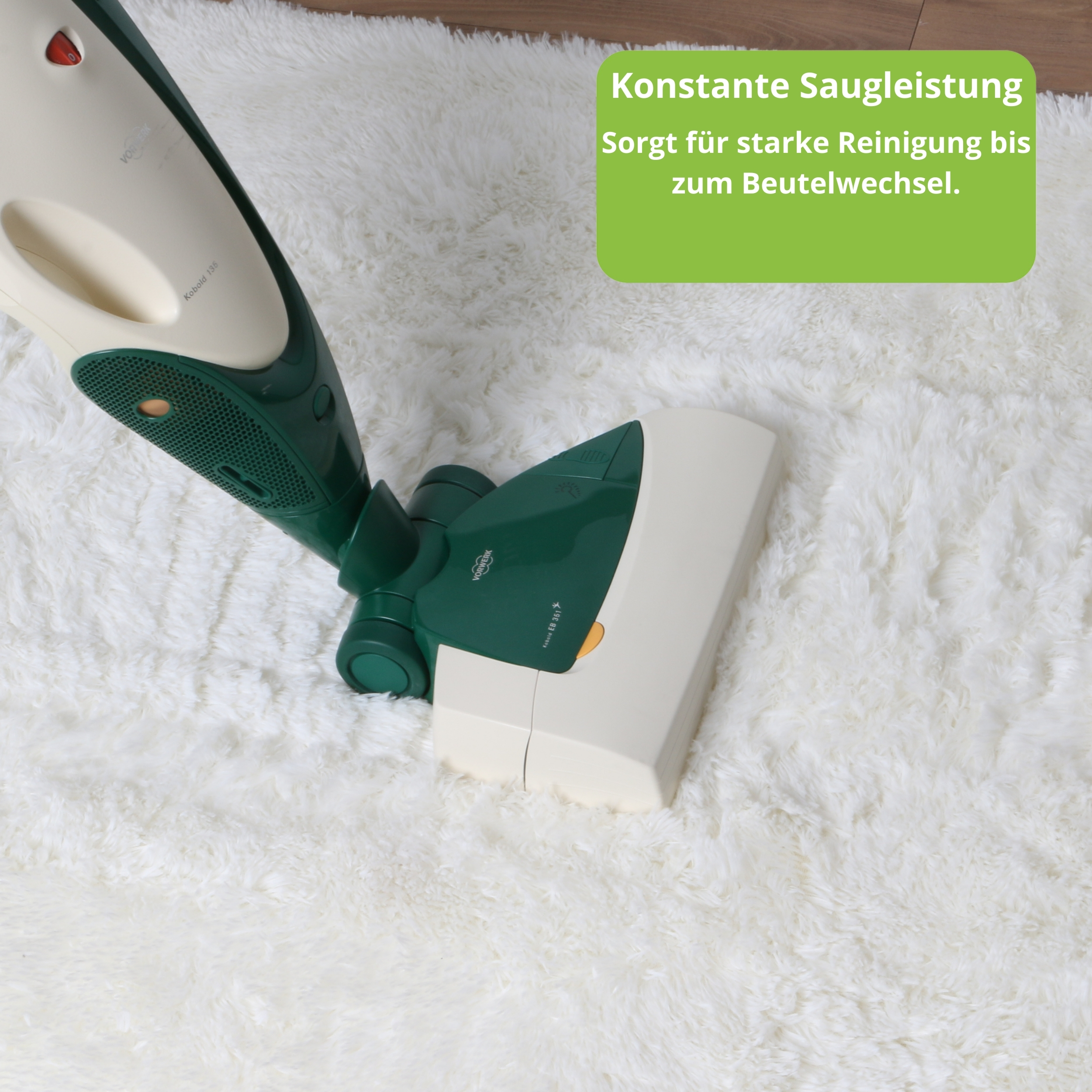 Ein Kobold Staubsauger reinigt einen weißen Hochflorteppich.