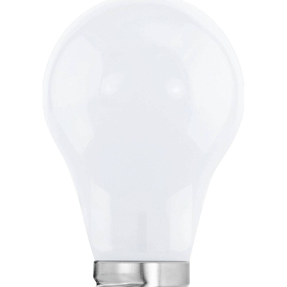 Una lampadina bianca con base argentata su sfondo bianco.