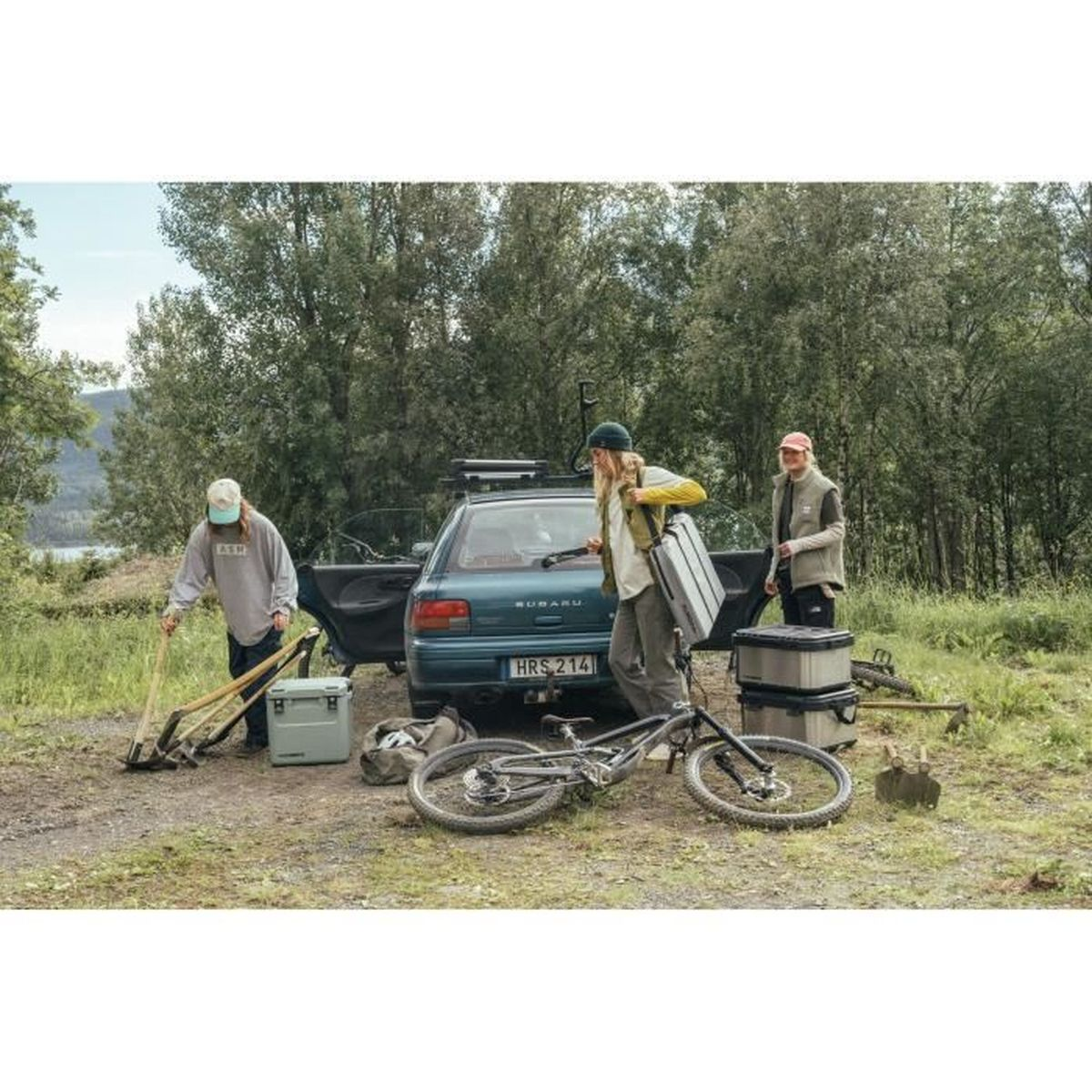 Due persone scaricano una Subaru, con una bicicletta nelle vicinanze.