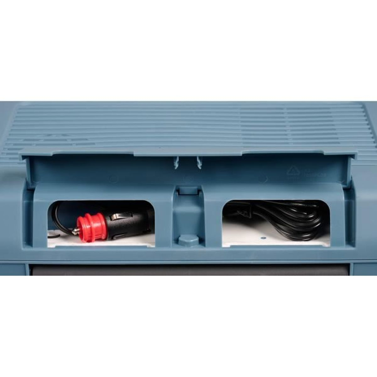 Blaue Kühlbox mit zwei Fächern: eins mit einem schwarzen Stecker und rotem Griff, eins mit einem Kabel.
