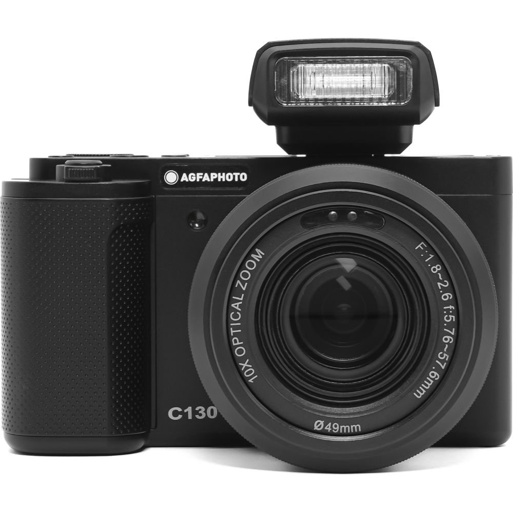 Czarny aparat cyfrowy z wysuwanym fleszem i 10-krotnym zoomem optycznym.