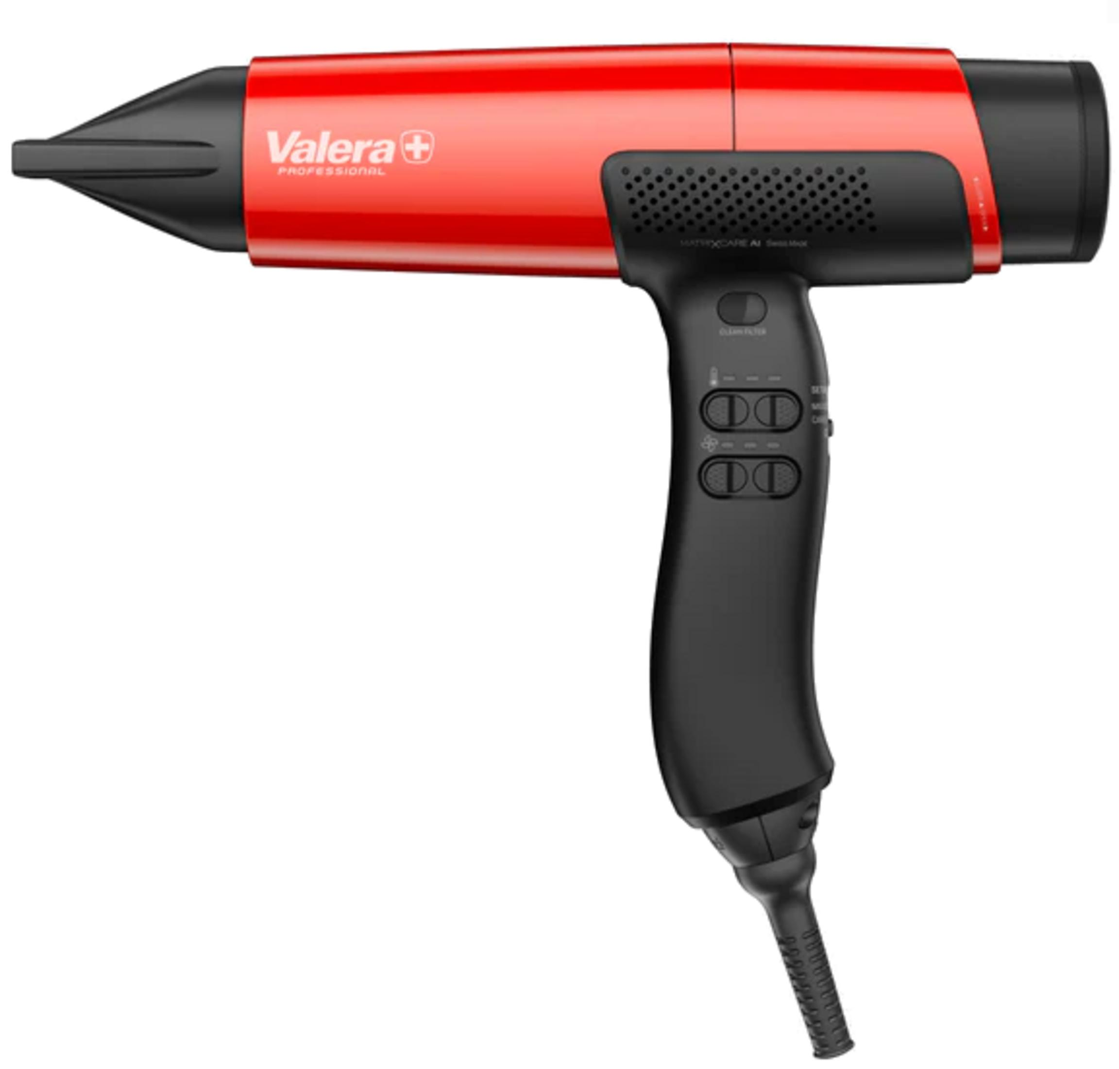 Czerwona i czarna suszarka do włosów Valera z dyszą, na białym tle.