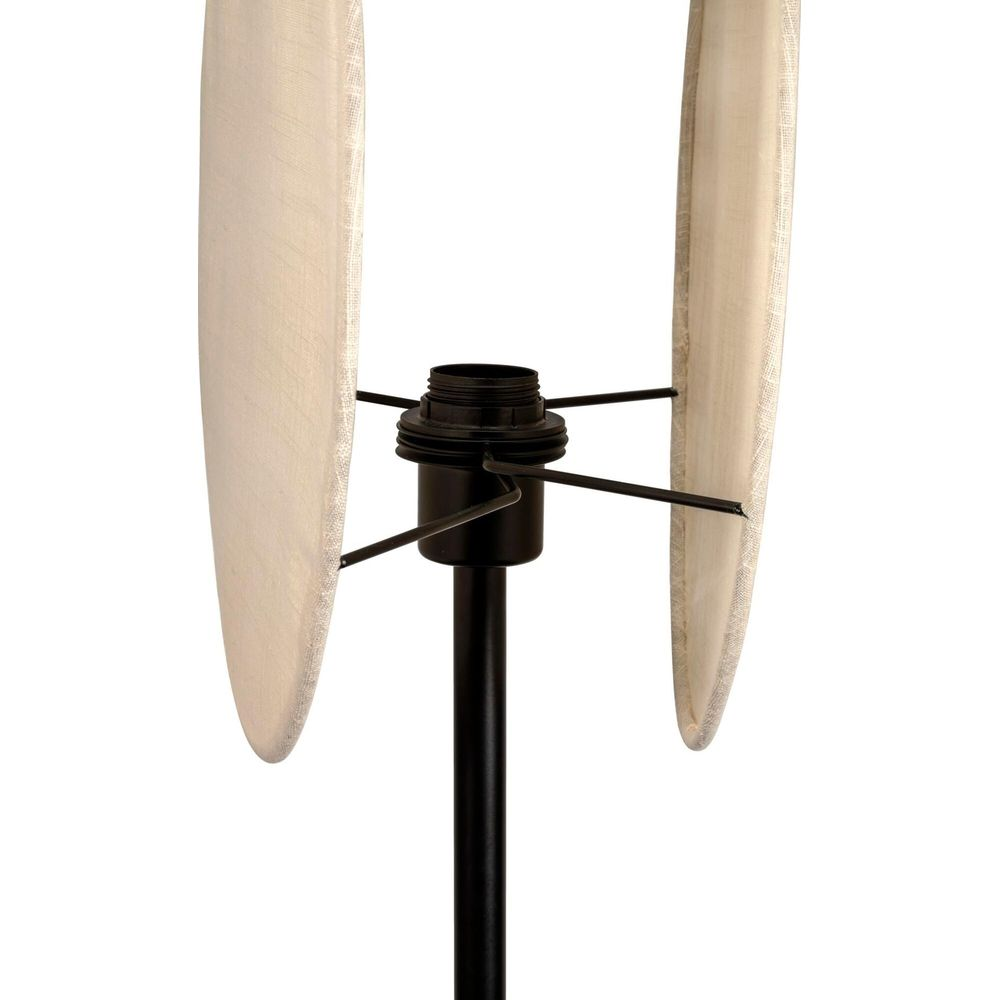 Zbliżenie na podstawę lampy z dwoma kremowymi kloszami na białym tle.