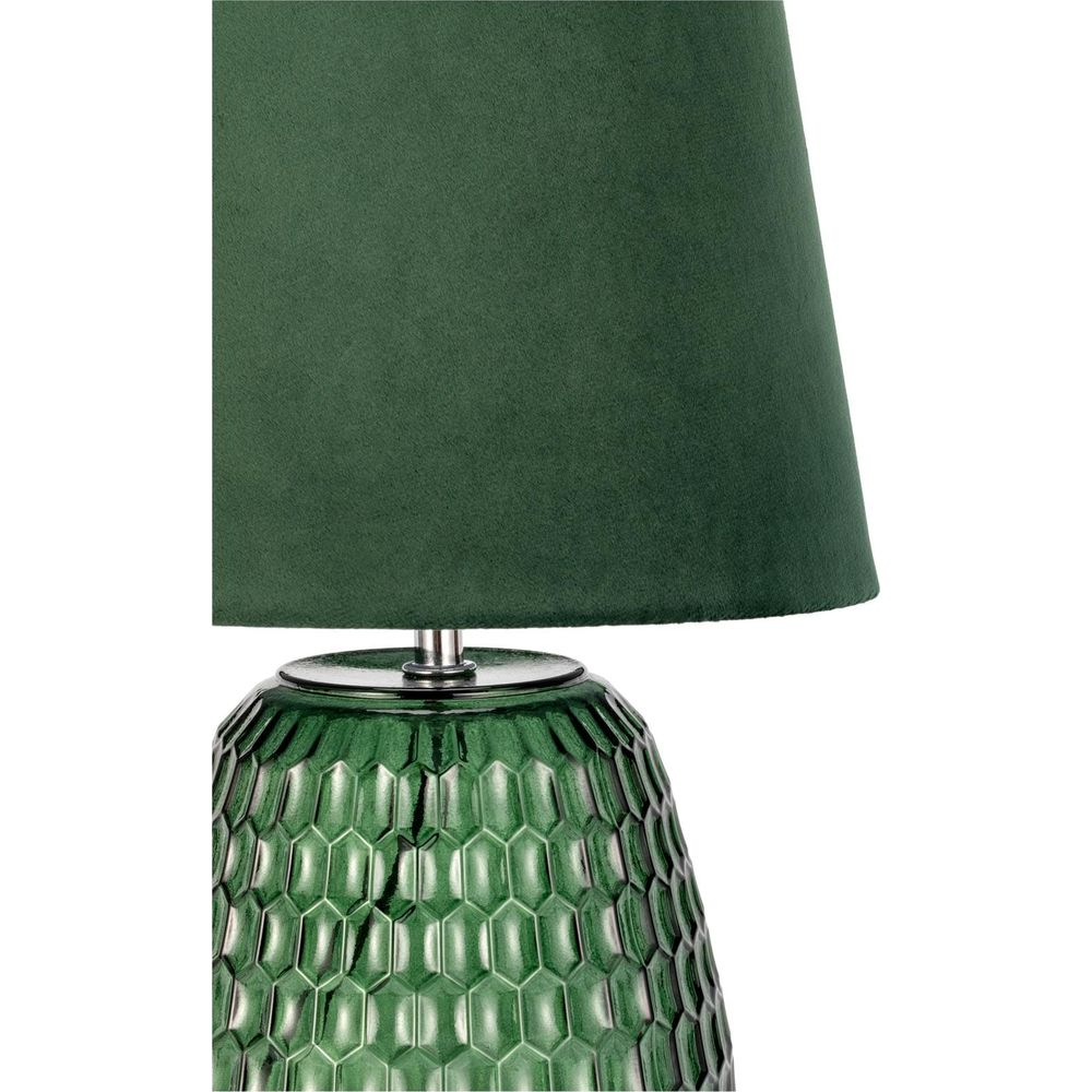 Zielona lampa stołowa z szklaną podstawą o strukturze plastra miodu.