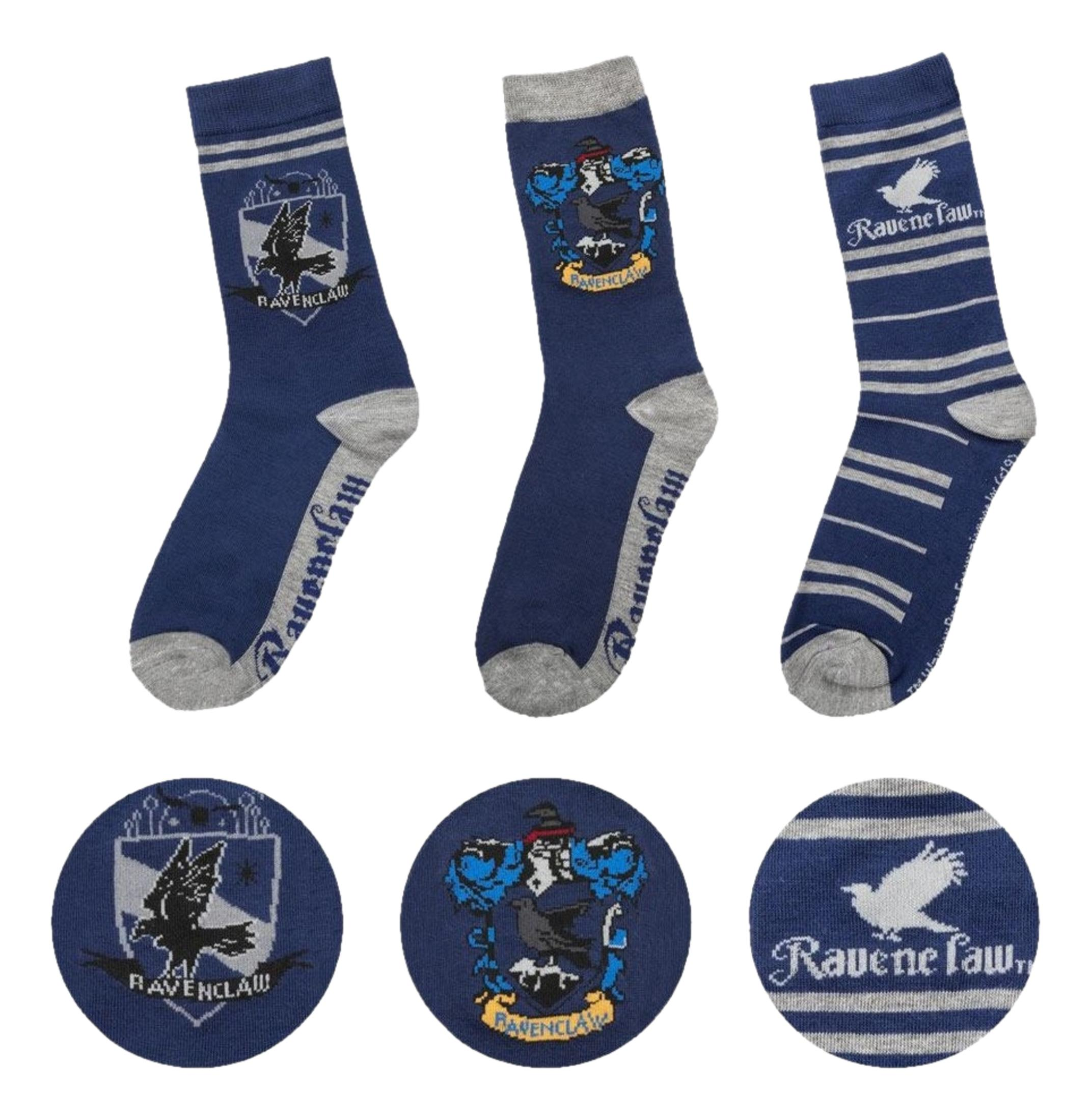 Drei Paar blau-graue Socken mit Ravenclaw-Motiven: Wappen und Streifen.