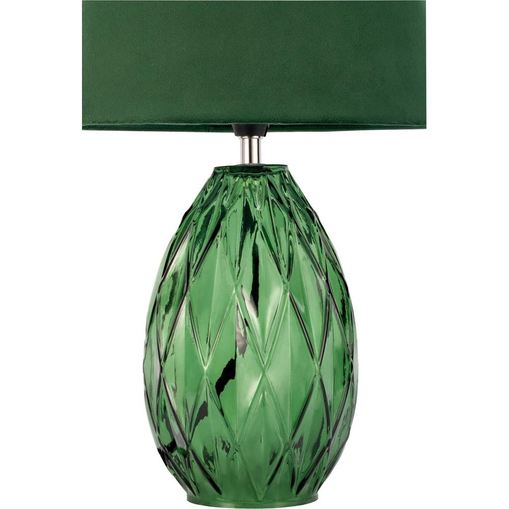 Zielona szklana lampa z fasetowanym korpusem i materiałowym kloszem.