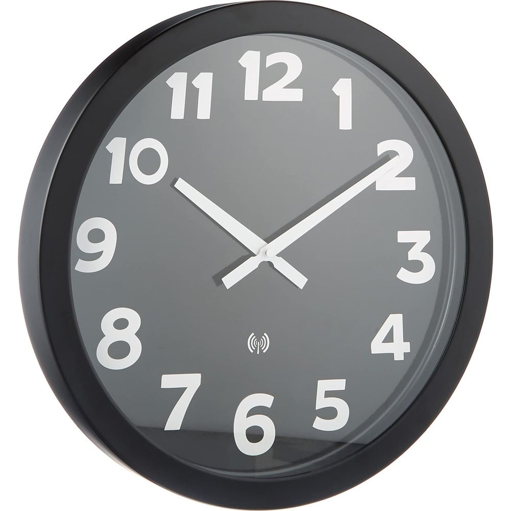 Schwarze Wanduhr mit weißen Ziffern und Zeigern auf grauem Zifferblatt.