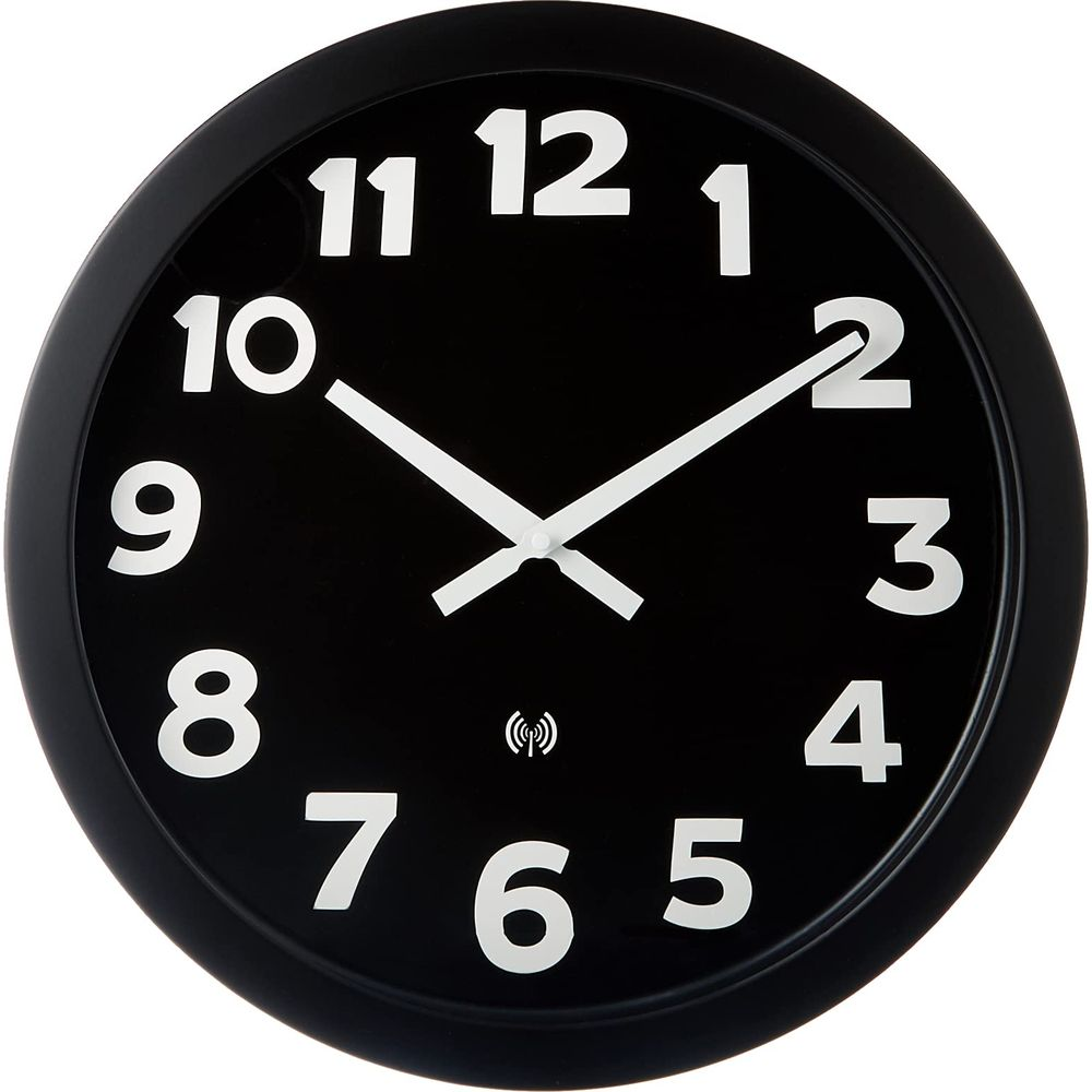 Eine schwarze Wanduhr mit weißen Ziffern und Zeigern. Die Zeit ist 9:50.