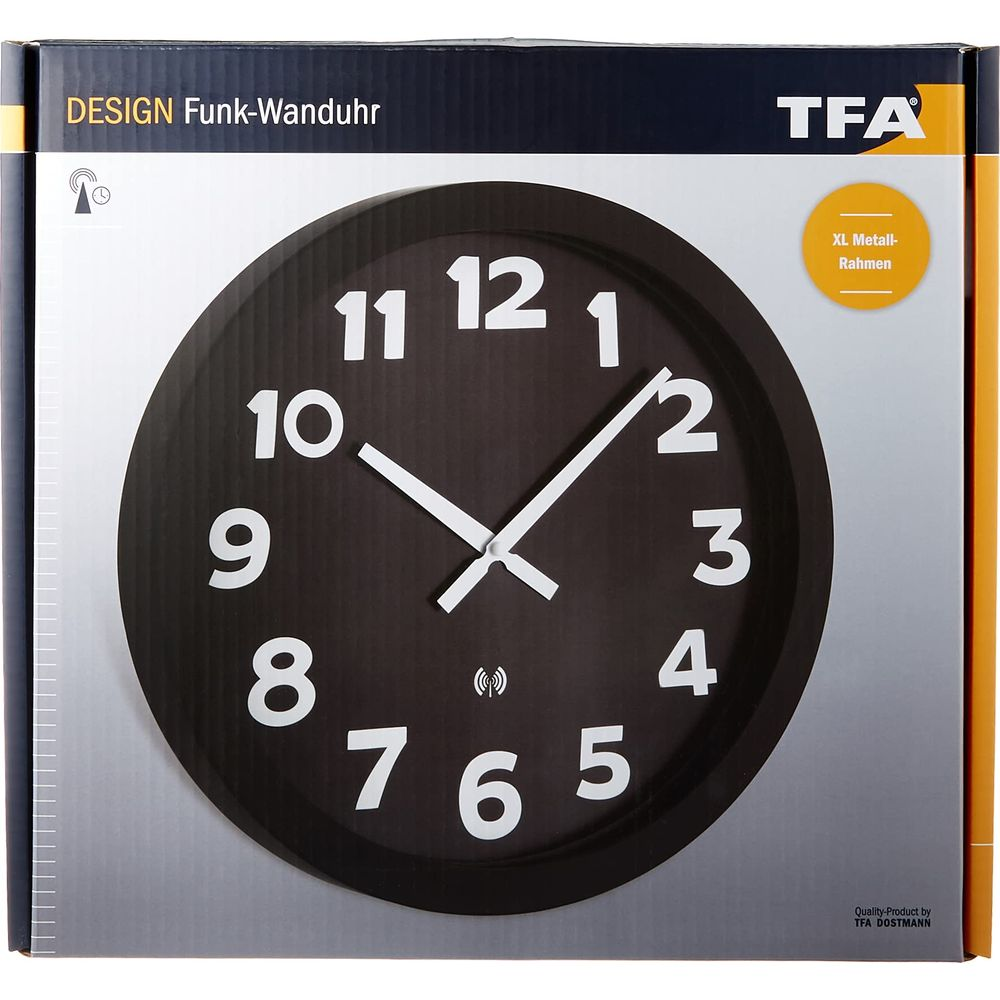 Eine schwarze Wanduhr mit weißen Ziffern und Zeigern, verpackt in einem Karton mit Produktdetails.