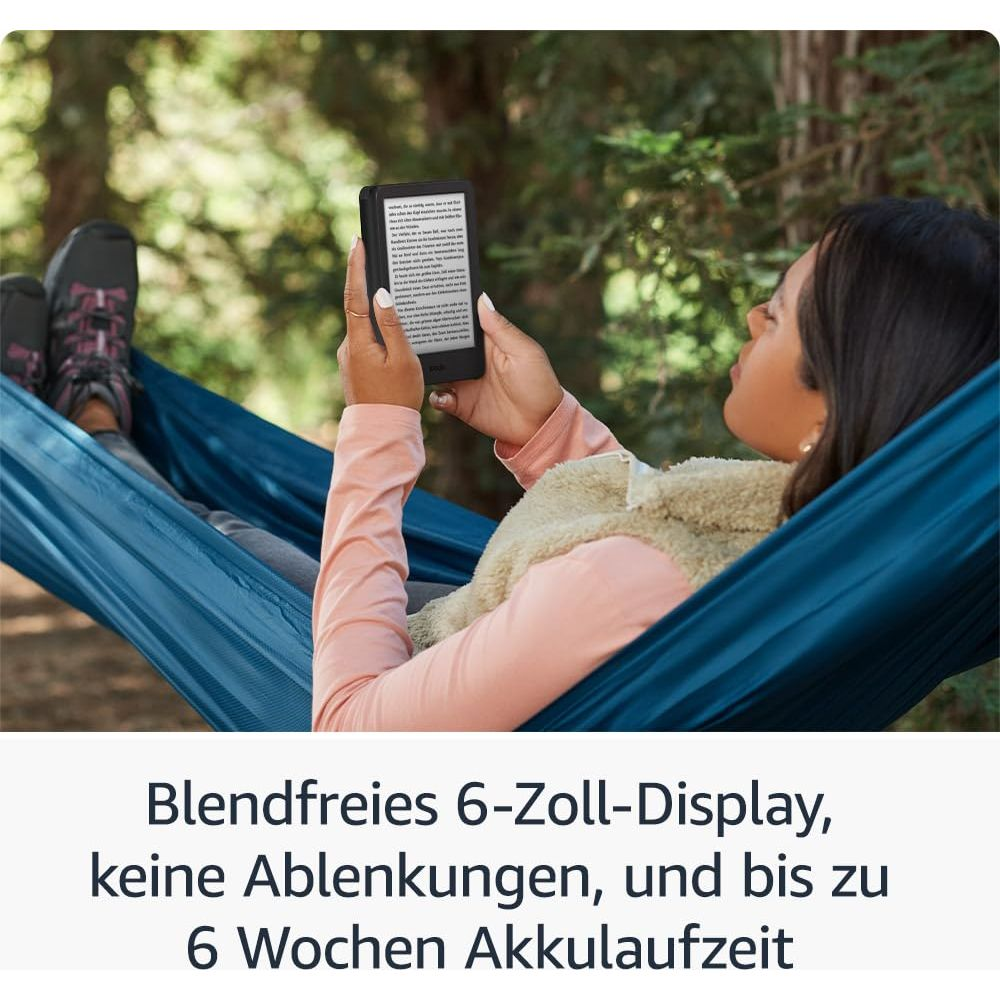 Kobieta czyta czytnik e-booków w hamaku w lesie.