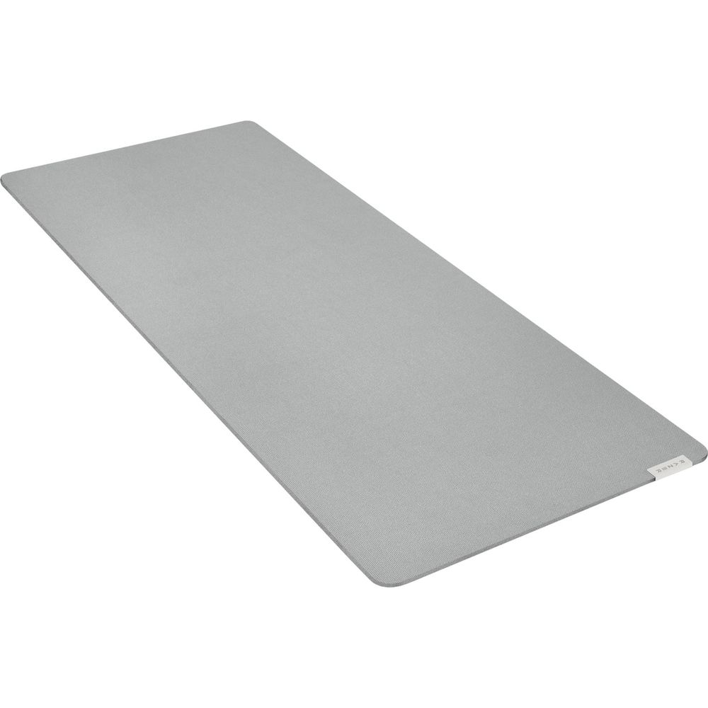 Szara mata do jogi z dyskretnym logo w prawym dolnym rogu.