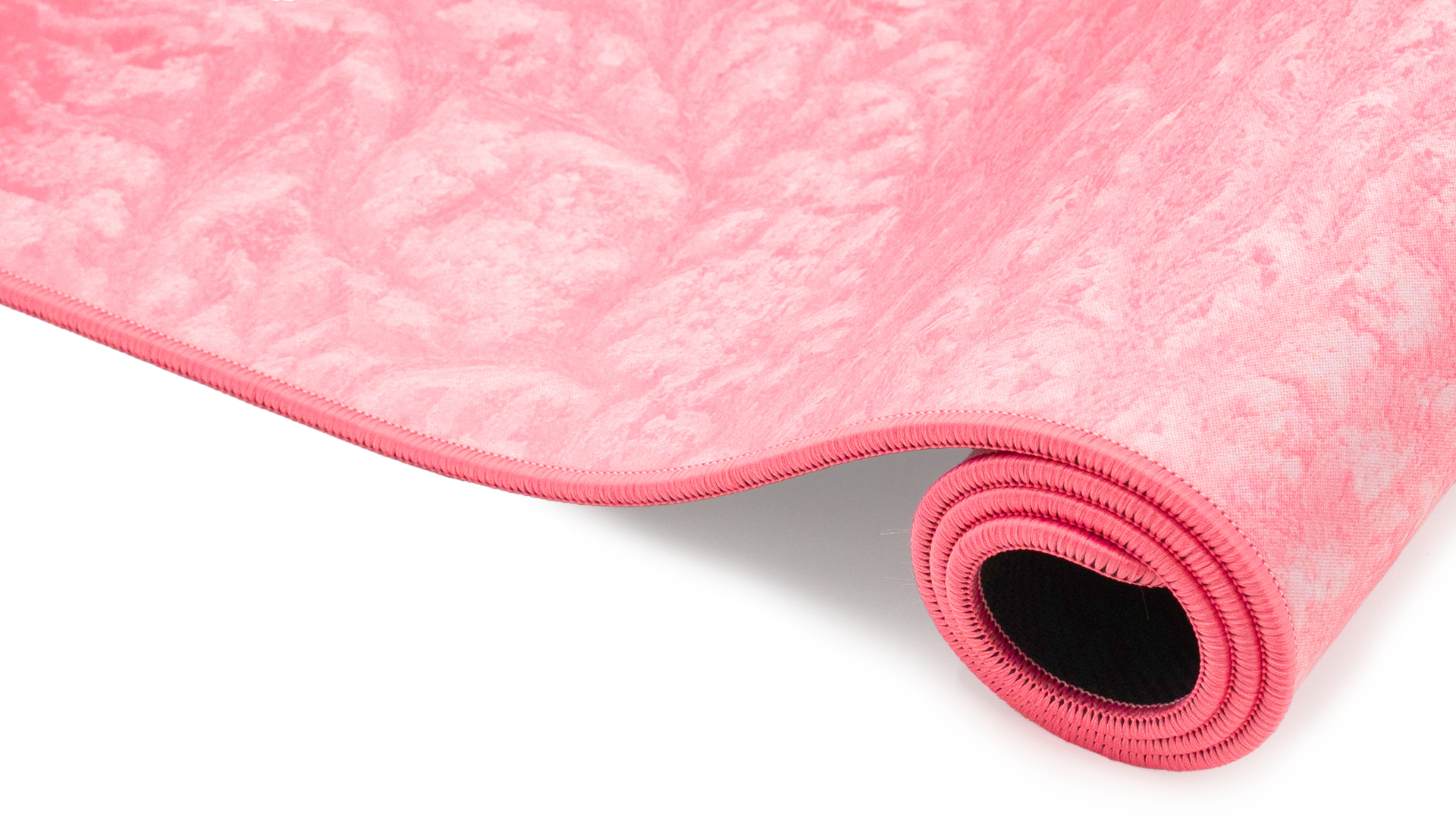 Zrolowana różowa mata z marmurkowym wzorem i szytym brzegiem.
