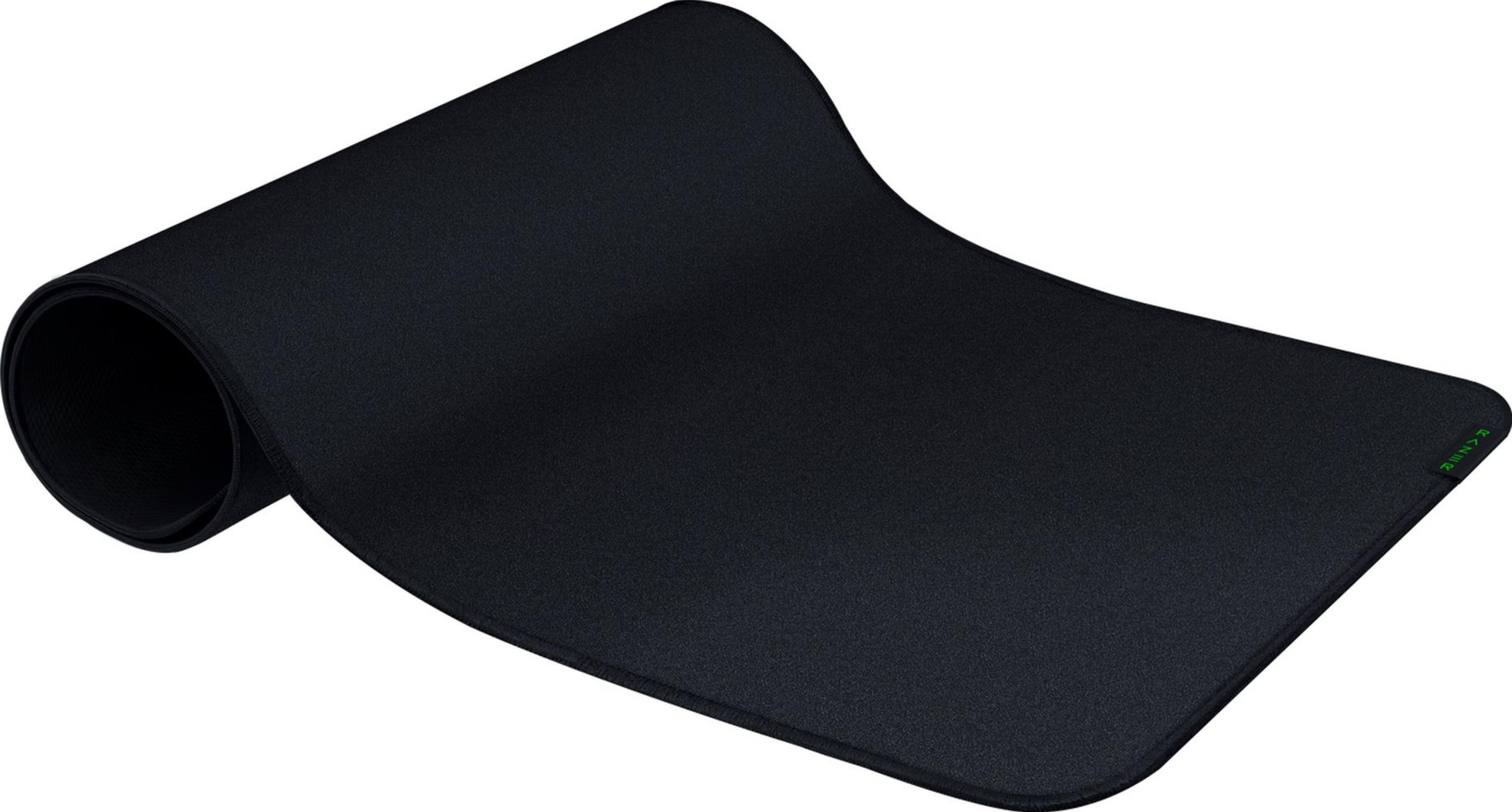 Czarna podkładka pod mysz z podwiniętą krawędzią i zielonym logo.