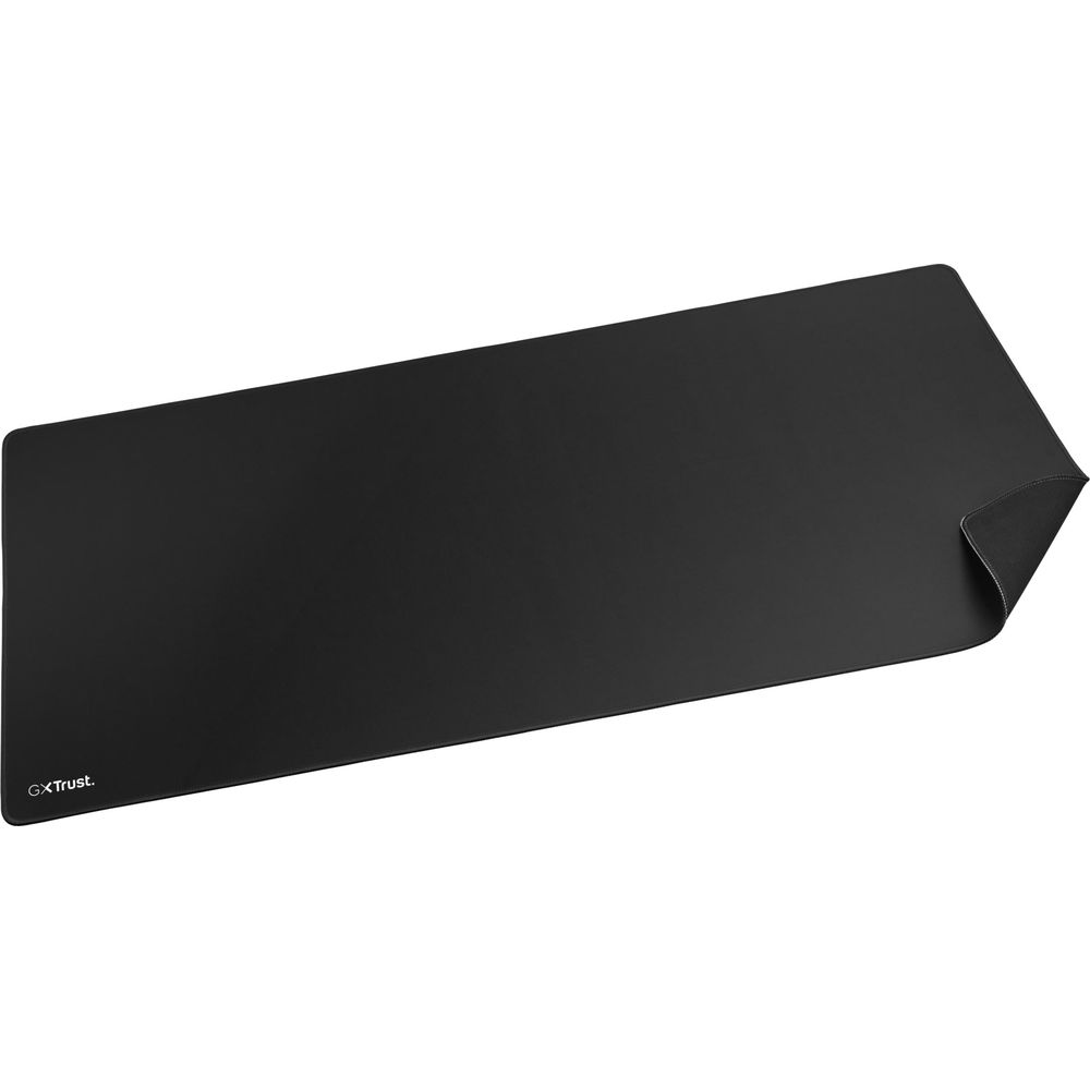 Czarna, prostokątna podkładka pod mysz leży na białym tle.