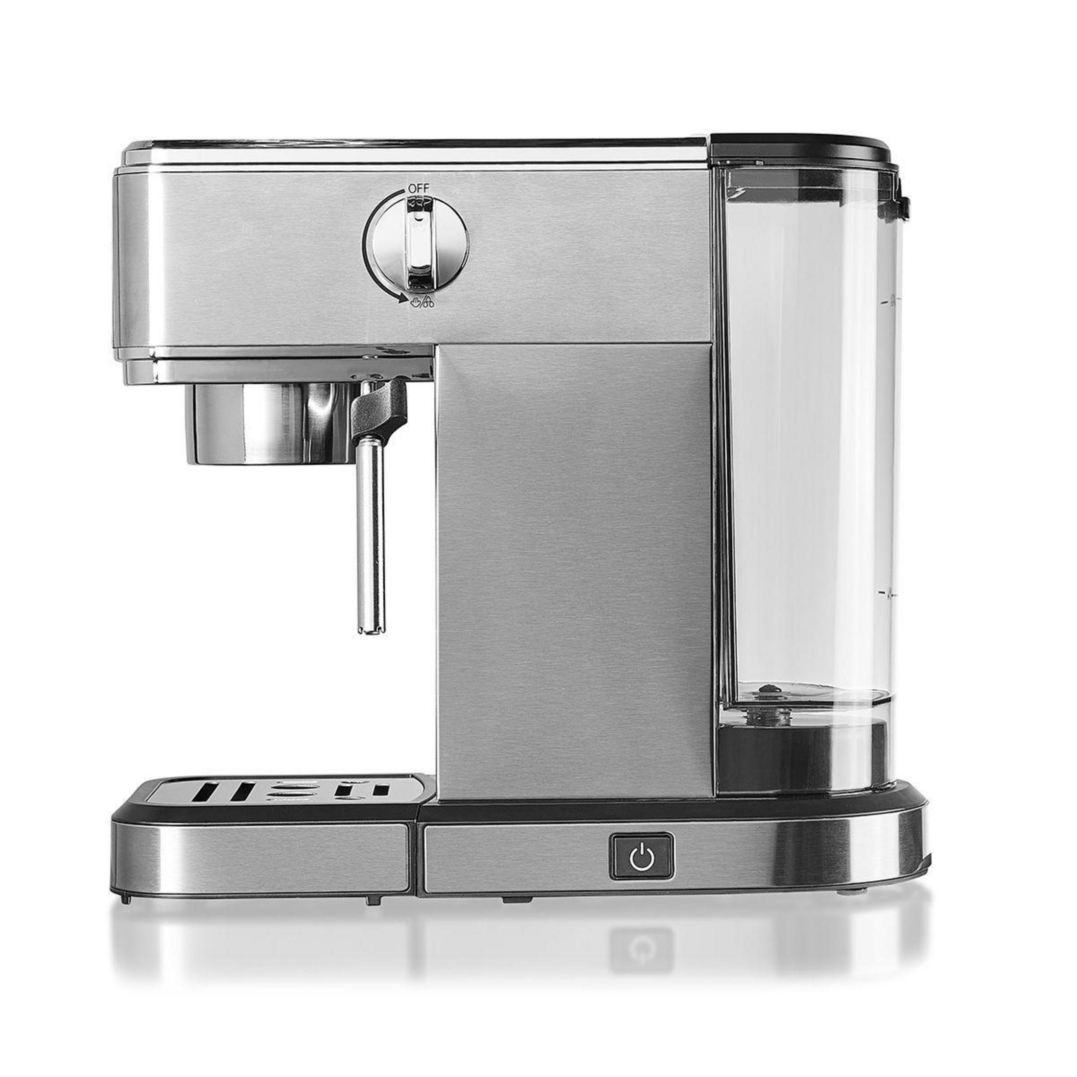 Eine silberne Kaffeemaschine mit Wassertank und Bedienelementen.