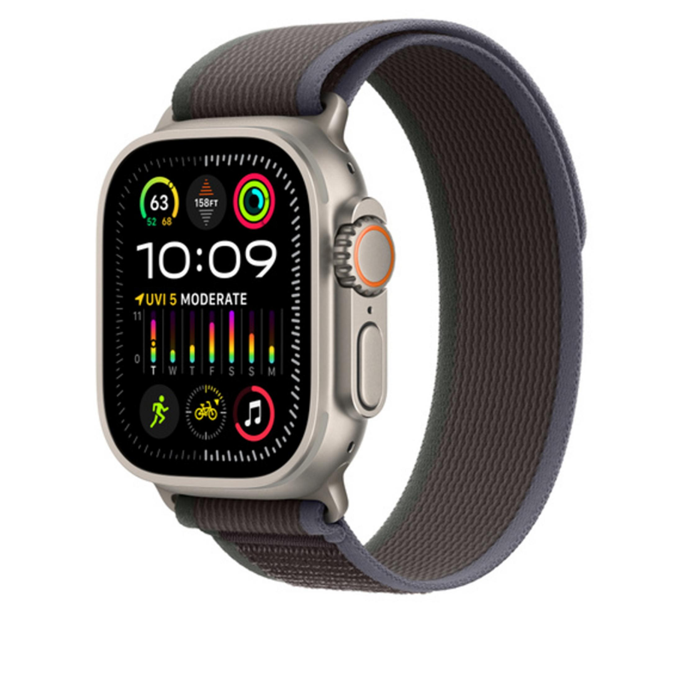 Une montre connectée argentée avec bracelet en tissu foncé est présentée sur fond blanc.