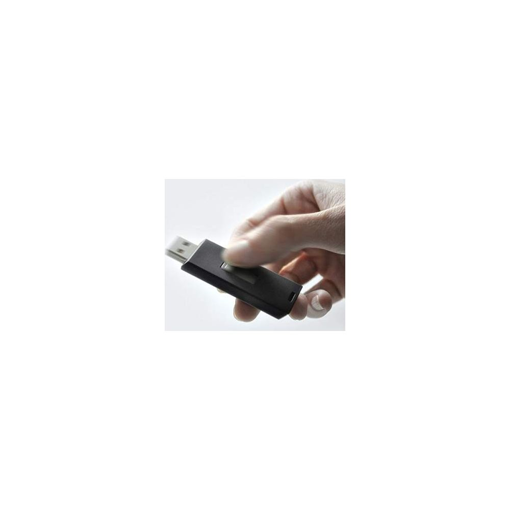 Une main tient une clé USB noire avec un curseur.