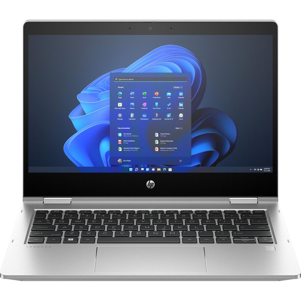 Un laptop HP argentato con schermo aperto, che mostra il menu Start di Windows 11.