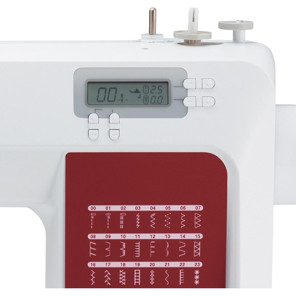 Biała maszyna do szycia szczegół: wyświetlacz cyfrowy pokazuje ustawienia, przyciski i ściegi.