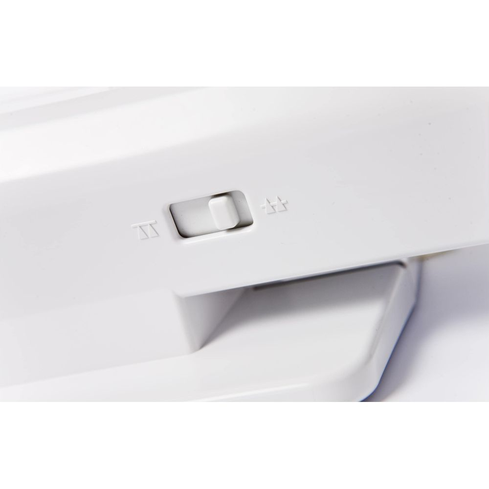 Biały przełącznik dźwigienkowy z symbolami wyłączenia i włączenia.