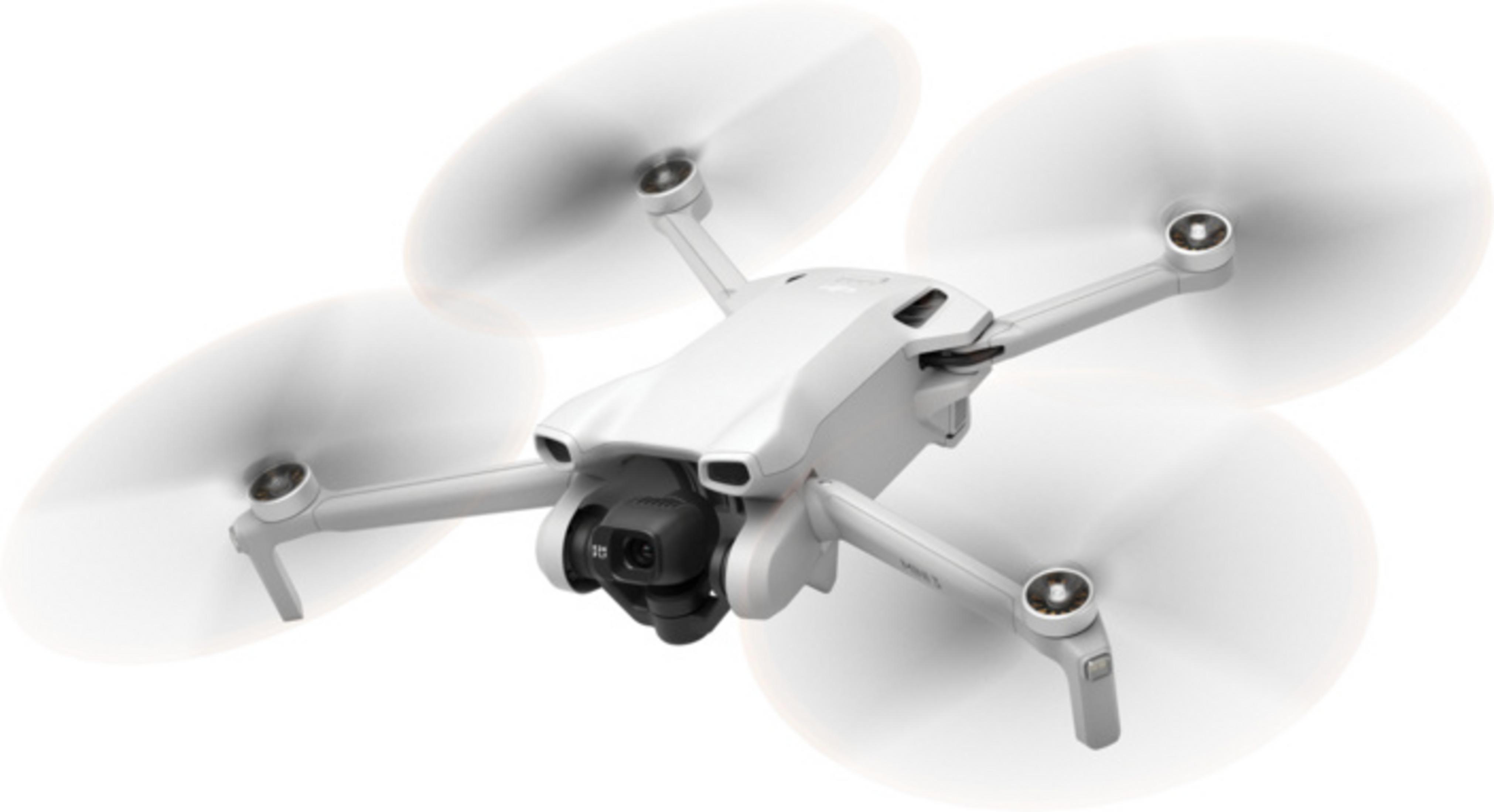 Un modelo de dron blanco con cuatro hélices girando sobre fondo blanco.