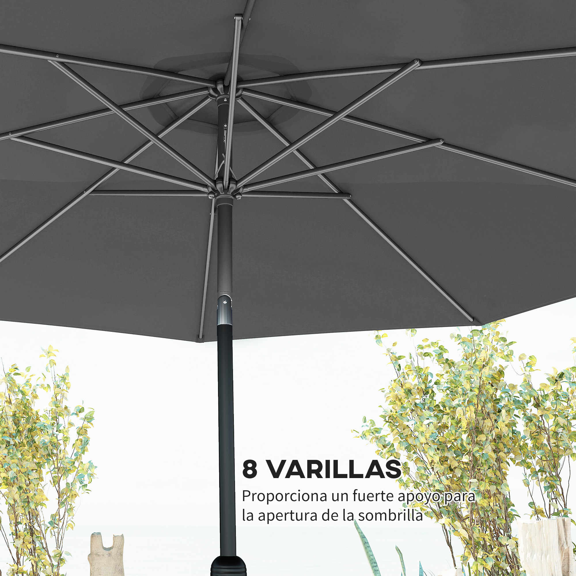 Sombrilla gris oscuro con 8 varillas y follaje verde al fondo.