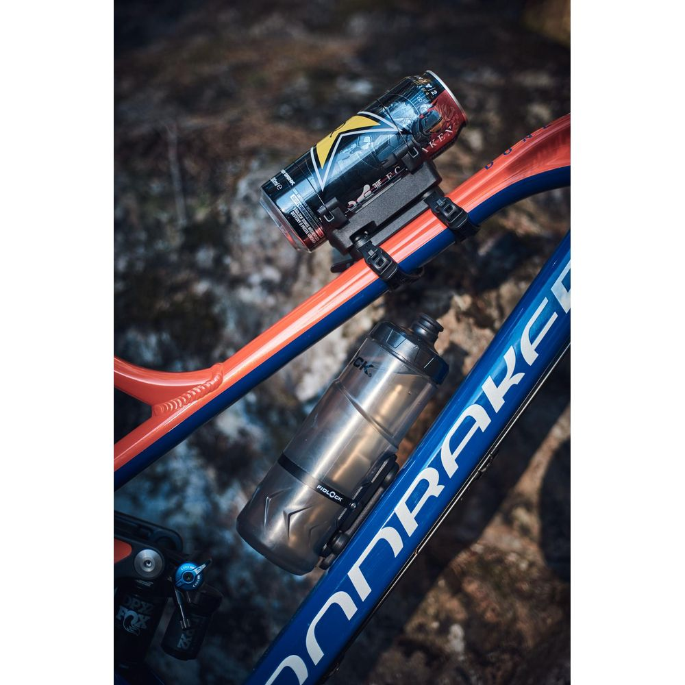 Napój i bidon są przymocowane do roweru.