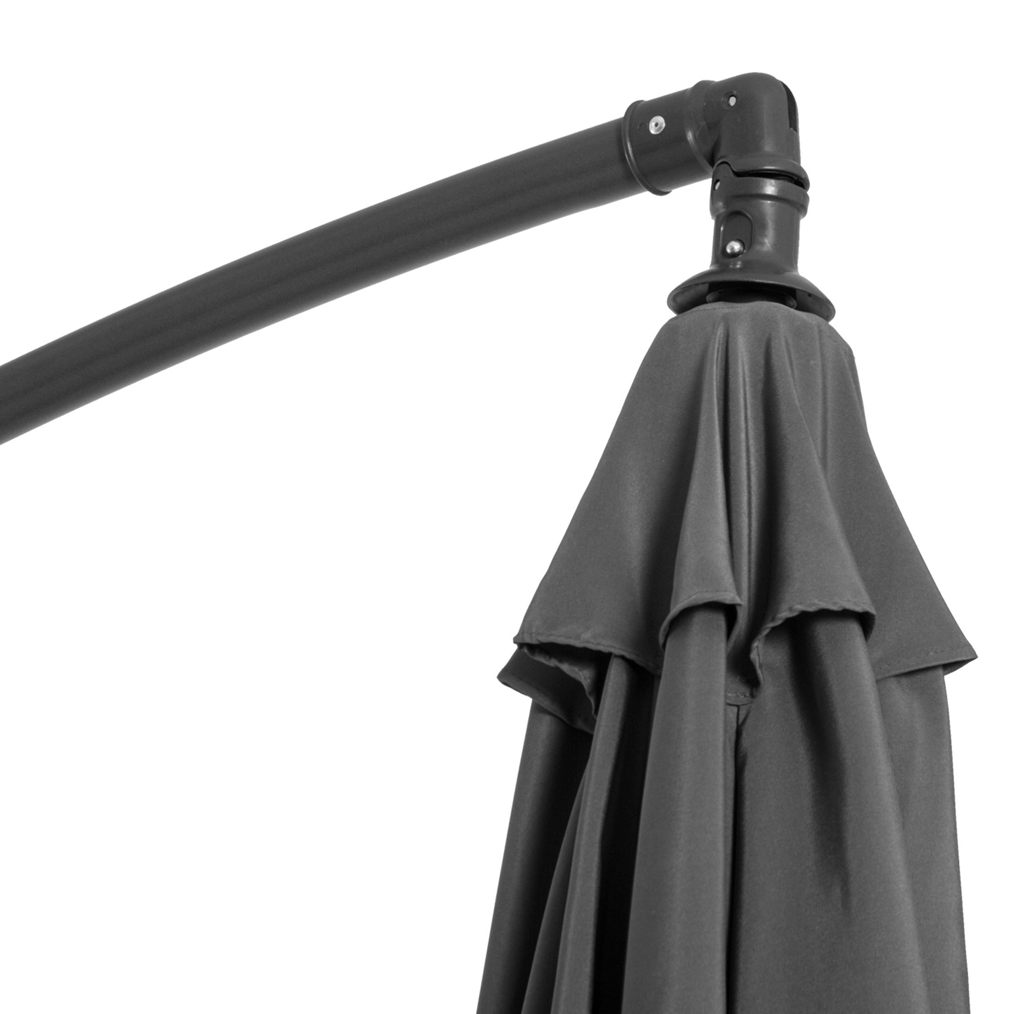 Tela de sombrilla gris oscuro colgada de un marco de metal oscuro.
