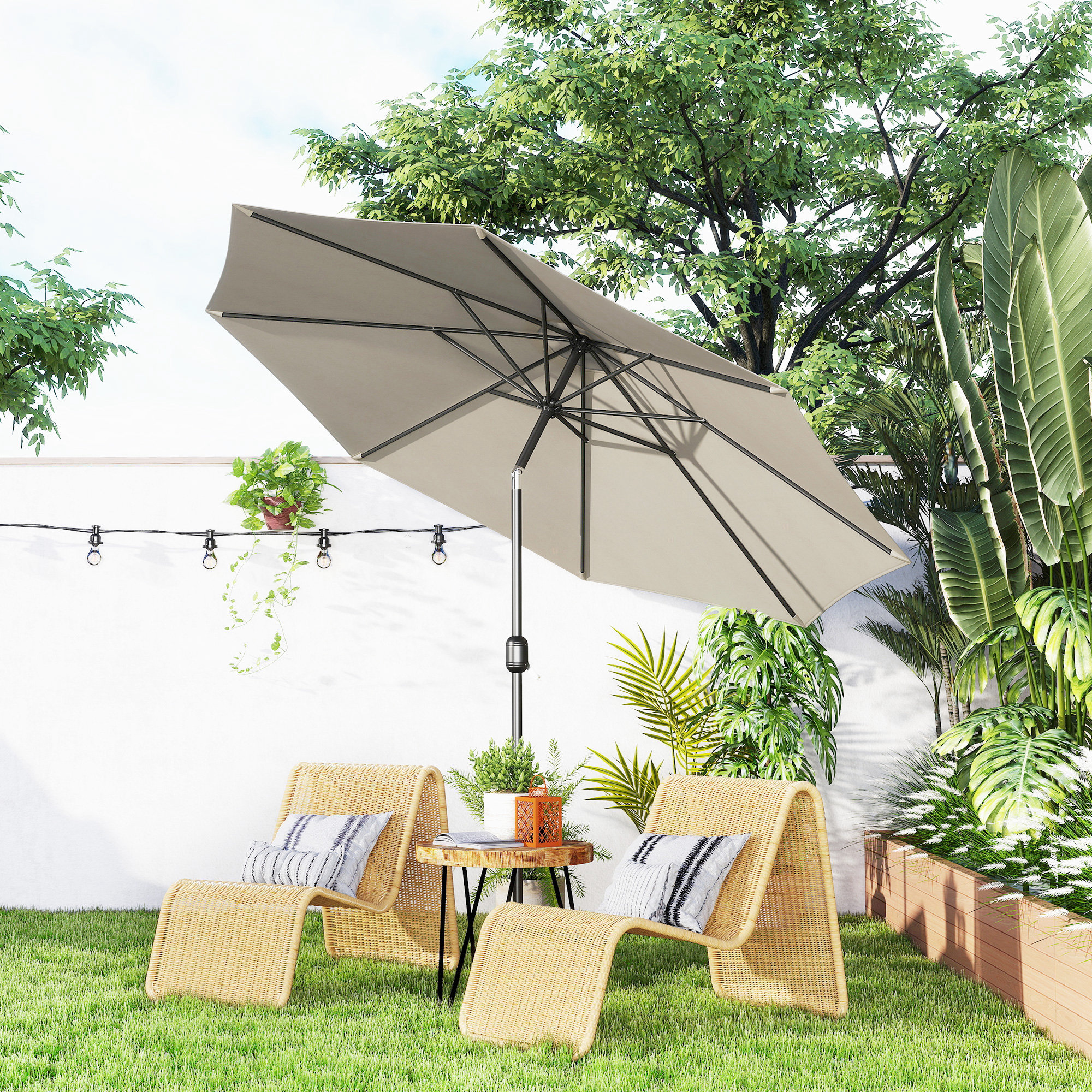 Dos sillas de mimbre bajo una sombrilla de patio en un jardín.