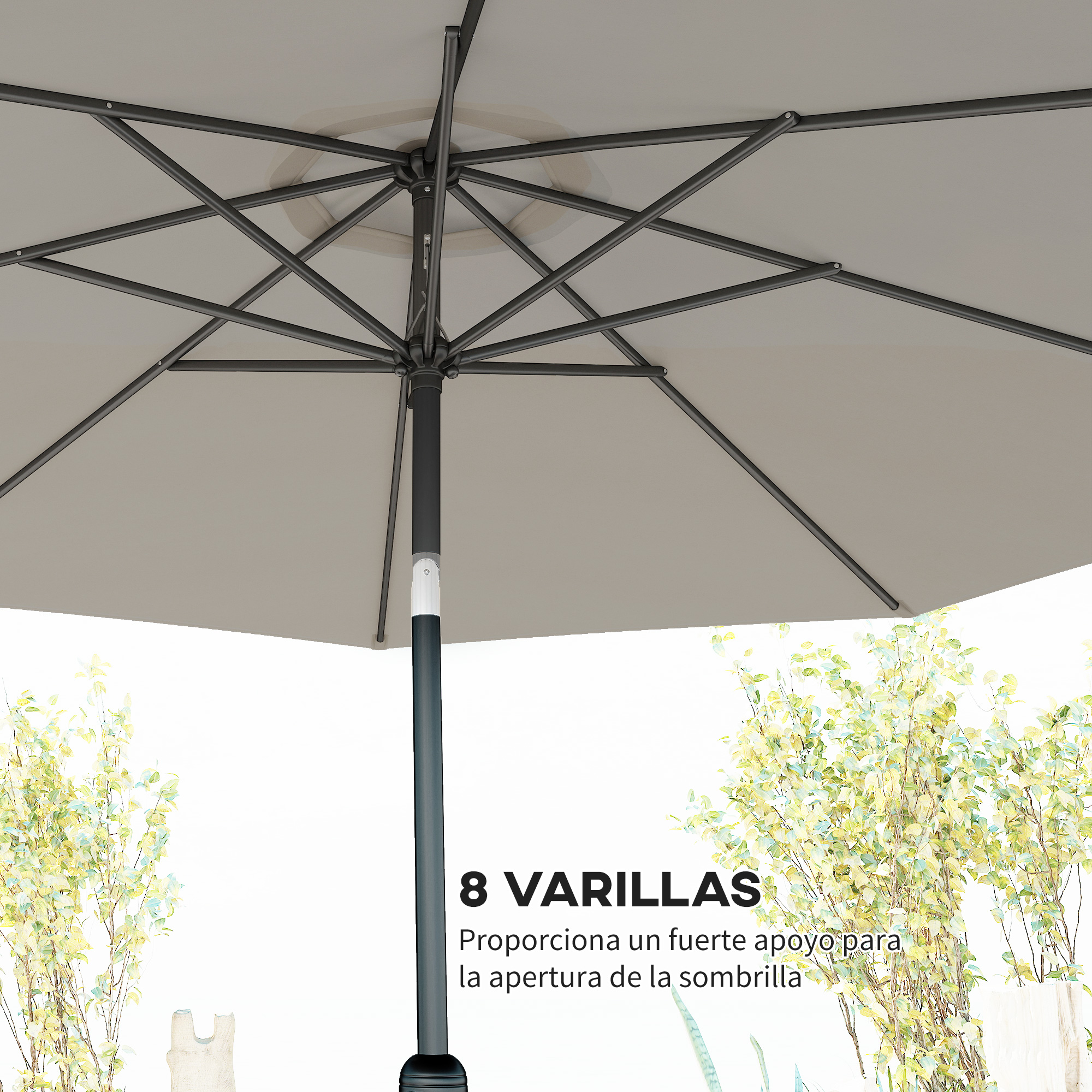 Un parasol de patio con ocho varillas y un poste oscuro frente a follaje verde.
