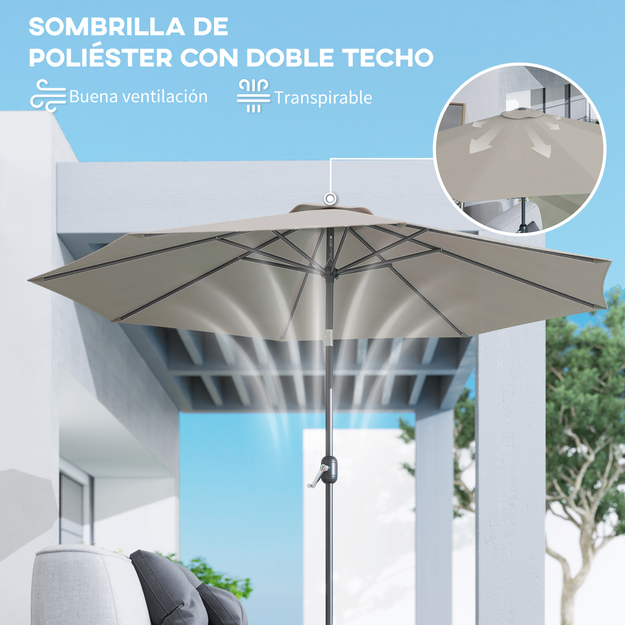Sombrilla beige con doble techo y buena ventilación, en un patio.