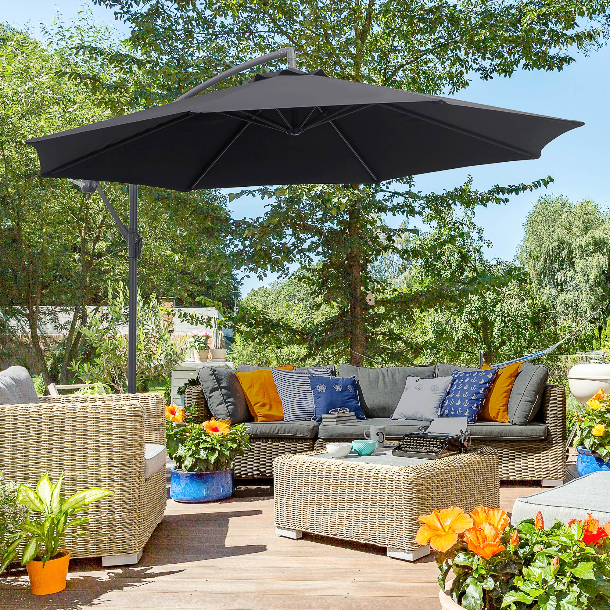 Conjunto de muebles de exterior con sombrilla grande, sofá, mesa y sillas.