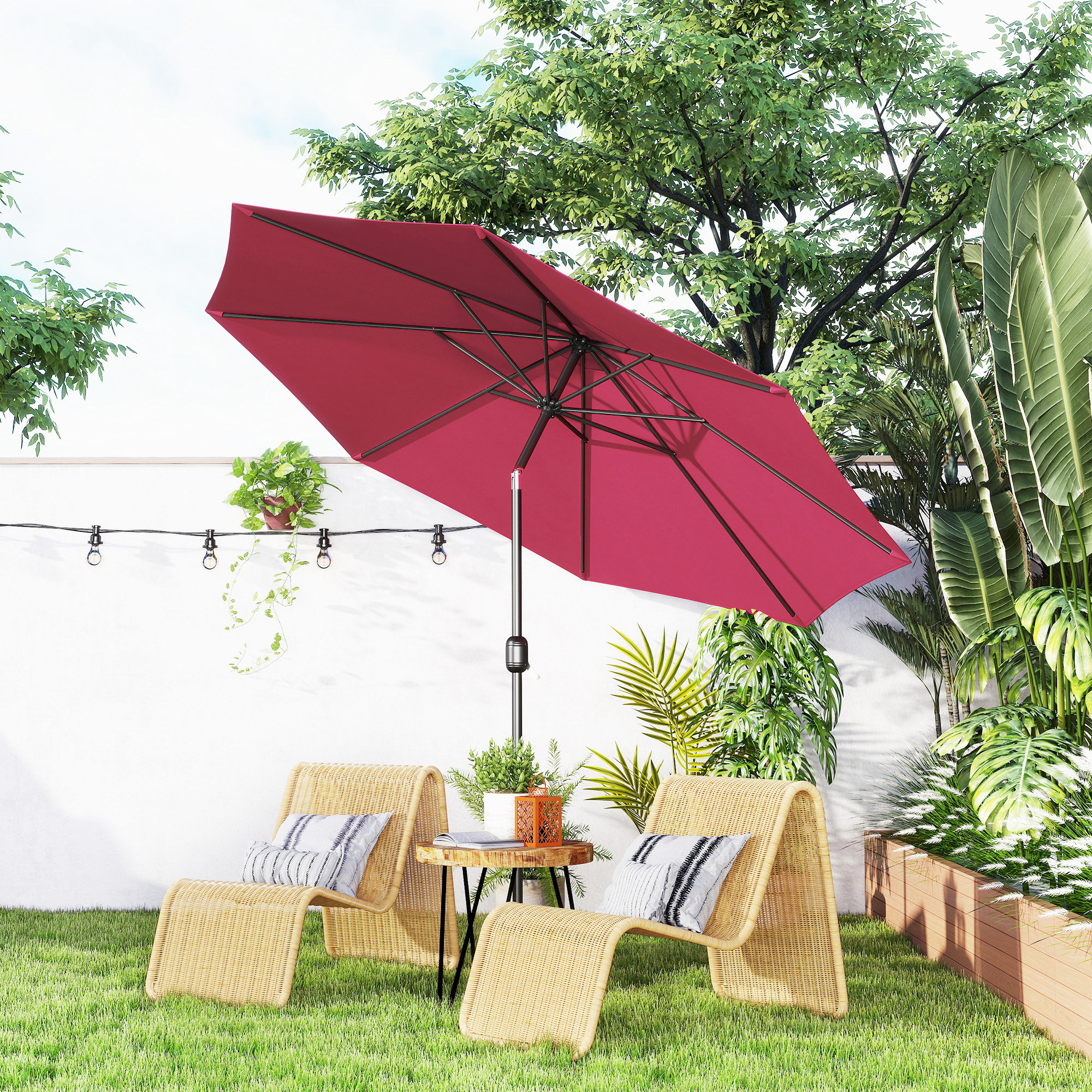Un parasol rojo sobre dos sillas de mimbre y una mesa en un jardín.