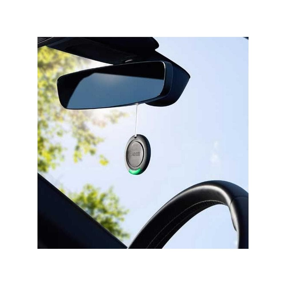 Lufterfrischer im Auto hängt am Rückspiegel, mit grünem Licht.