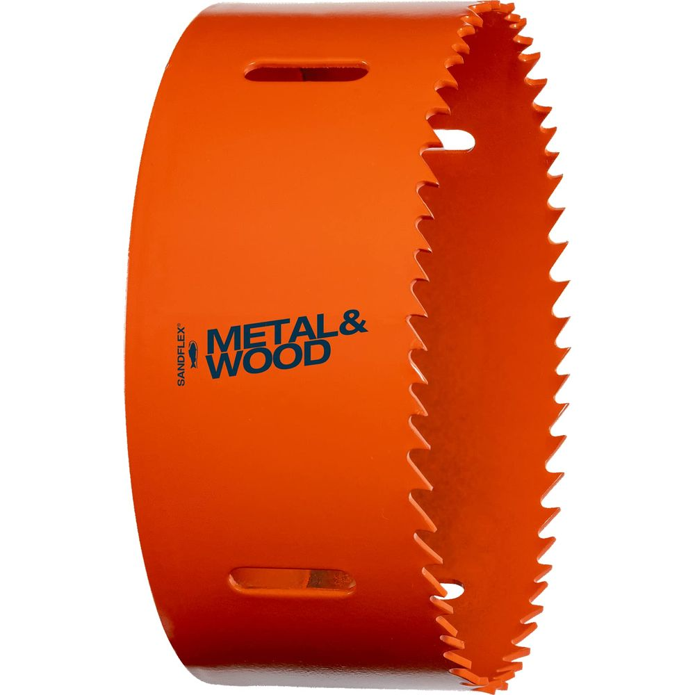 Ein orangeroter Lochsägeaufsatz mit "METAL & WOOD" Aufdruck und Sägezähnen.