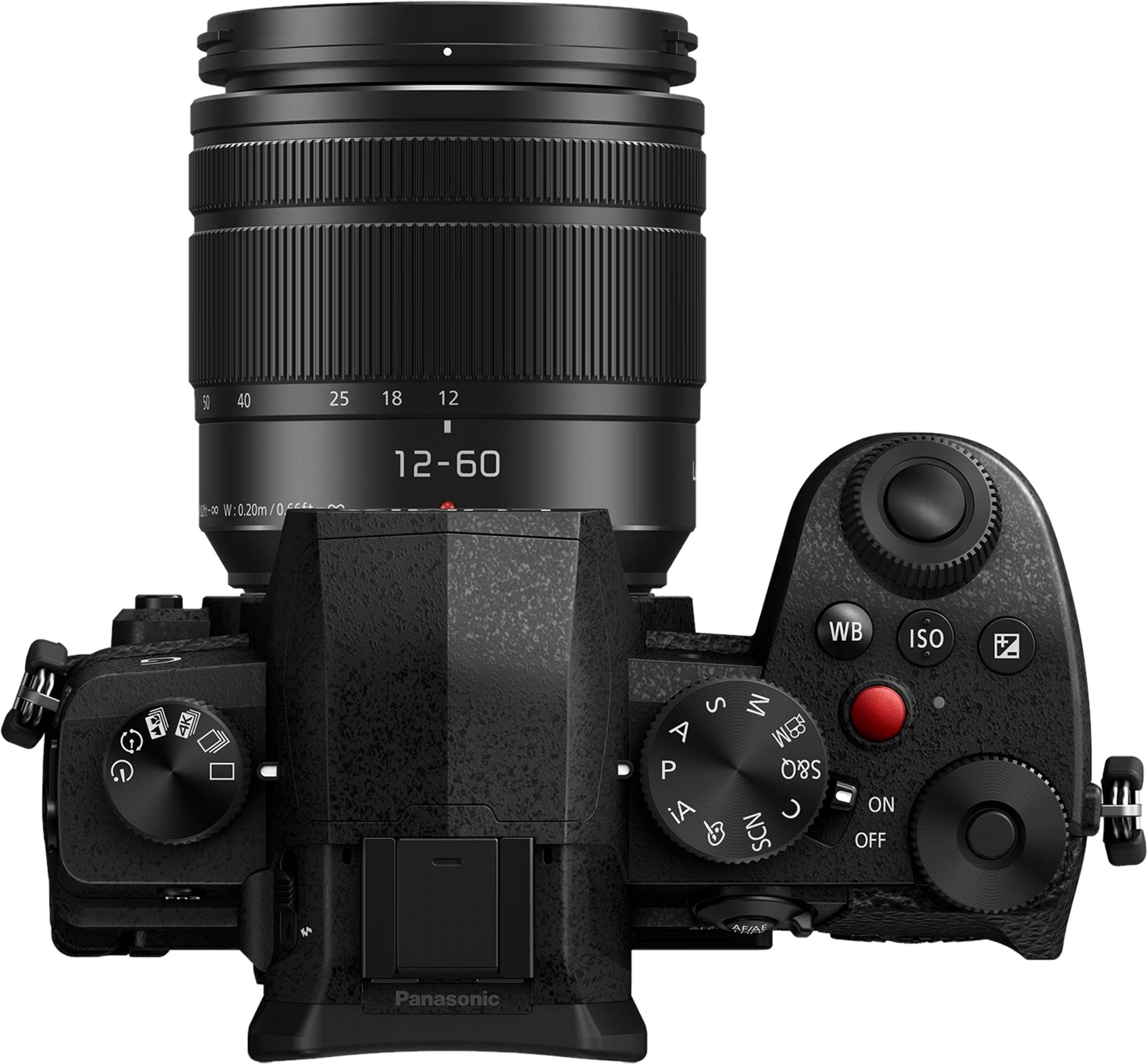 Een zwarte Panasonic digitale camera met een lens die 12-60mm toont.