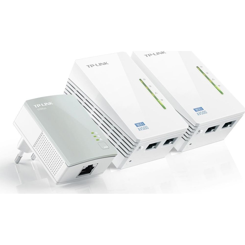 Drei weiße TP-Link Powerline-Adapter in einer Reihe. Einer ist ein Stecker, die anderen zwei haben Ethernet-Ports.