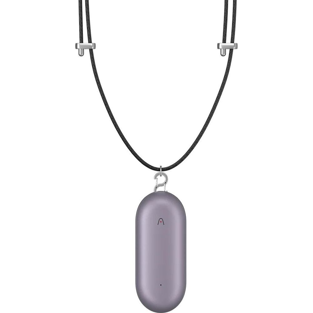 Fioletowy, owalny wisiorek z kółkiem i literą A wisi na czarnym sznurku.